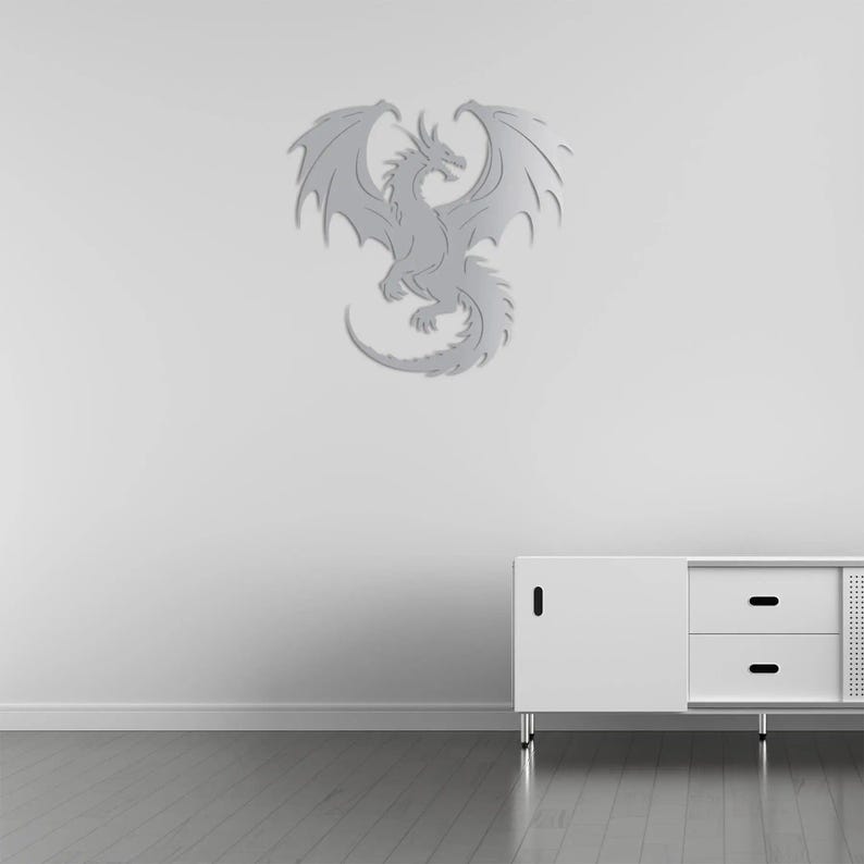 Pu&ograve; includere: Decorazione murale a forma di drago argentato con ali spiegate, coda arricciata e squame dettagliate. Il drago &egrave; montato su una parete bianca sopra un mobile bianco con cassetti. Pavimento in legno.