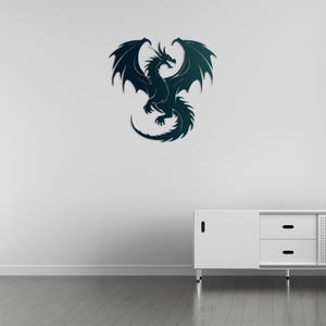 Pu&ograve; includere: Un'opera d'arte da parete a forma di drago verde scuro con ali spiegate. Il drago &egrave; una silhouette, con dettagli intricati nel suo design. L'opera d'arte &egrave; montata su una parete bianca, aggiungendo un tocco di fantasia a qualsiasi stanza.