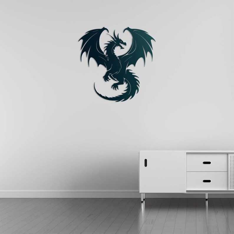 Pu&ograve; includere: Un'opera d'arte da parete a forma di drago verde scuro con ali spiegate. Il drago &egrave; una silhouette, con dettagli intricati nel suo design. L'opera d'arte &egrave; montata su una parete bianca, aggiungendo un tocco di fantasia a qualsiasi stanza.