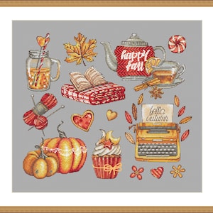 Könnte beinhalten: Kreuzstich-Illustration mit Herbstmotiven. Enthält eine Teekanne mit dem Text "happy fall", einen Kürbis, einen Cupcake, eine Schreibmaschine mit dem Text "hello autumn" und andere herbstliche Gegenstände. Die Farbpalette ist warm, mit Orange, Rot und Gelb.