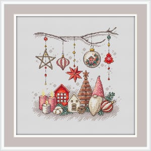 以下が含まれることがあります： 枝からぶら下がっているノーム、家、ろうそく、クリスマスのオーナメントが描かれたクロスステッチのパターン。オーナメントは赤、白、緑です。