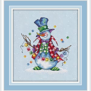 Peut inclure: Image de point de croix d'un bonhomme de neige portant un chapeau haut de forme, un manteau rouge avec des flocons de neige blancs et un gilet vert. Le bonhomme de neige a un nez en carotte, un nœud papillon violet et tient des guirlandes lumineuses colorées. Le fond est bleu clair avec des flocons de neige.