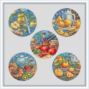 Peut inclure: Six illustrations rondes de natures mortes mettant en scène divers fruits, légumes et ustensiles de cuisine. Les illustrations comprennent des pommes, des poires, des tomates, des oranges, une théière et une bouteille d'huile.