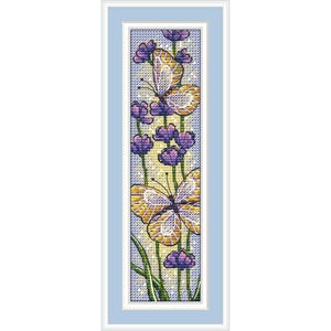 Könnte beinhalten: Eine vertikale Kreuzstichstickerei mit zwei gelben und weißen Schmetterlingen, die auf violetten Blumen mit grünen Stängeln ruhen. Das Motiv befindet sich vor einem hellblauen Hintergrund und ist von einem hellblauen rechteckigen Rahmen umgeben.