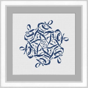 Può includere: Un'opera d'arte a punto croce incorniciata con sfondo bianco e design blu navy. Il design presenta testo corsivo disposto a cerchio, con i numeri "20/25" al centro. La cornice è bianca.