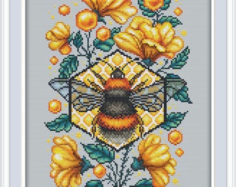 Könnte beinhalten: Kreuzstichmuster mit einer Biene im Zentrum, umgeben von gelben Blumen, grünen Blättern und goldenen Kugeln. Die Biene befindet sich in einem sechseckigen Rahmen. Der Hintergrund ist hellgrau, das Design ist weiß umrahmt.