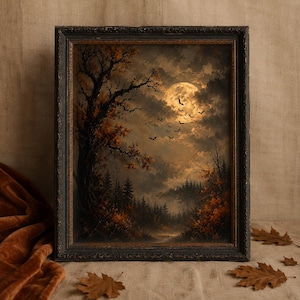 Puede incluir: Una lámina de arte mural enmarcada que representa una escena de bosque otoñal oscuro de noche bajo una gran luna llena brillante. Siluetas de murciélagos vuelan por el cielo nublado sobre árboles densos con follaje naranja y marrón.