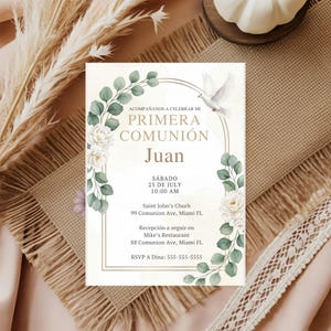 May include: A cream-colored invitation with the text "PRIMERA COMUNIÓN" and the name "Juan". The invitation is decorated with white roses, green leaves, and a dove. The date and time are also included. The invitation is on a burlap background.