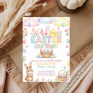 Può includere: Un invito a tema pasquale con colori pastello. Il design presenta il testo "Easter Egg Hunt" sopra un cestino di uova. Sono inclusi anche un coniglietto, un pulcino e delle farfalle. L'invito include i dettagli della festa.
