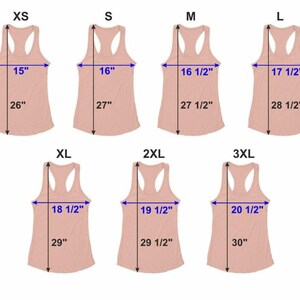 Może przedstawiać: Sześć jasnor&oacute;żowych koszulek typu racerback w rozmiarach od XS do 3XL. Każda koszulka ma wymiary w calach, o szerokości od 38.1 cm do 52.1 cm i długości od 66 cm do 76.2 cm.