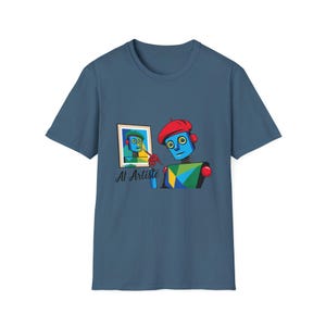Puede incluir: Una camiseta azul con un gráfico de un robot que lleva una boina y pinta un autorretrato. El texto "AI Artiste" está impreso debajo de la imagen.