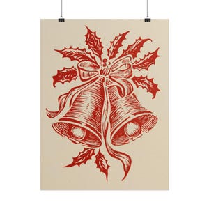 Könnte beinhalten: Ein festliches Poster mit einer roten Illustration von zwei Weihnachtsglocken mit Stechpalmenblättern und einer Schleife. Die Glocken sind mit Schattierungen detailliert, und das Design ist auf einem cremefarbenen Hintergrund gedruckt.