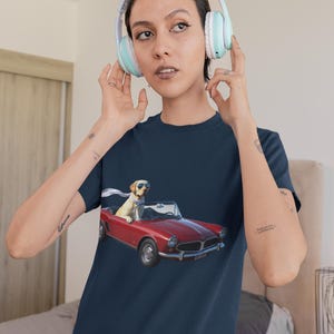 Vintage Labrador T-shirt in rode klassieke auto | Grappig hondenontwerp | Origineel cadeau voor dierenliefhebbers