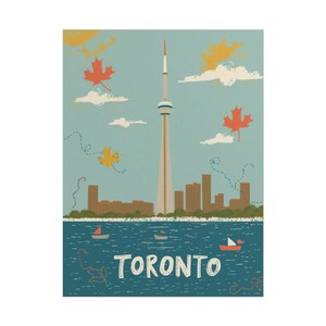 Puede incluir: Un póster de viaje de estilo vintage con el horizonte de Toronto, incluida la Torre CN. El cielo y el agua son turquesas, con la palabra "TORONTO" en blanco. También se incluyen hojas de arce rojas y amarillas y pequeños veleros.