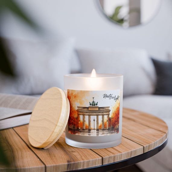 Berlin Cozy Aromatherapie Kerze - Herbst Winter - Brandenburger Tor mit Kamingeräuschen, Reisen und Familie Zuhause