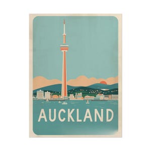 Puede incluir: Póster de viaje de estilo vintage con el horizonte de Auckland. La imagen muestra la Sky Tower, una estructura alta, roja y blanca, sobre un cielo turquesa y un paisaje urbano. La palabra "AUCKLAND" se muestra en la parte inferior.