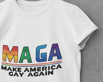 以下が含まれることがあります： レインボーカラーの「Maga」グラフィックと、その下に「Make America Gay Again」というテキストが書かれた白いTシャツです。