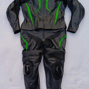 Combinaison de course moto personnalisée en cuir noire et verte | Combinaison intégrale de motard avec protection des genoux Équipement de course pour hommes | Combinaison moto personnalisable