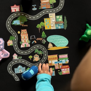 Camiseta de pista de carreras única para papá: deja que tus hijos corran autos en cualquier lugar con esta camiseta de tapete de juego portátil