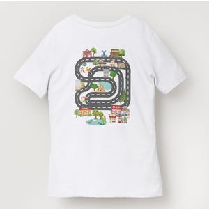 Racebaanshirt voor papa: laat je kinderen overal racen met dit draagbare speelmat-T-shirt