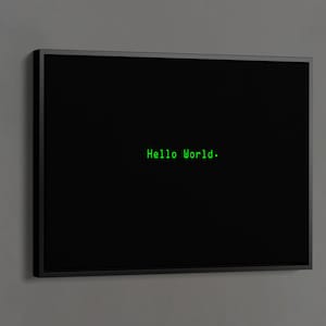 Può includere: Una tela con cornice nera con il testo "Hello World." in verde. La tela rettangolare è montata su un muro grigio. Le parole "BLACK FRAMED CANVAS" sono stampate in colore oro nella parte inferiore dell'immagine.