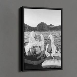 Kobiety jedzące spaghetti plakat, makaron w morzu wydruk, sztuka ścienna do kuchni, dekoracja ścienna oceanu, dziewczyny jedzące makaron na oceanie, wydruk modowy