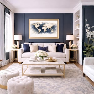 Puede incluir: Salón con sofá blanco, mesa de centro y dos otomanas. Un mapa del mundo enmarcado cuelga sobre el sofá. La habitación tiene una combinación de colores azul y dorado, con cortinas y lámparas blancas.