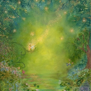 Peut inclure: Peinture originale d'une scène de forêt sereine. L'œuvre présente une palette de couleurs vertes vibrantes avec un étang, des papillons et un soupçon de fées. La peinture a une qualité onirique et fantaisiste, avec un éclairage doux et des détails délicats.