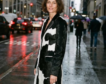 Casaco comprido artesanal em pele de vaca | Trench coat em couro com pelo preto e branco