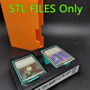 Peut inclure: Un porte-cartes orange et un porte-cartes noir avec le texte "STL FILES Only" et "Beneath the Planet of the Apes 1970". Le support noir contient des piles de cartes avec des illustrations colorées.