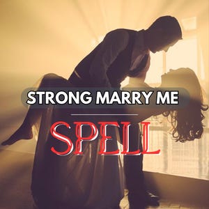 Op de afbeelding: Afbeelding met de tekst "STRONG MARRY ME SPELL". De afbeelding toont een silhouet van een stel in een romantische omhelzing, tegen een warme, gouden achtergrond.