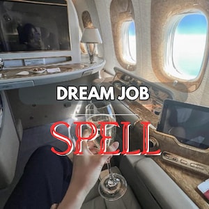 Könnte beinhalten: Innenraum einer luxuriösen Flugzeugkabine mit einer Person, die ein Sektglas hält. Der Text "DREAM JOB SPELL" ist auf dem Bild überlagert. Die Kabine verfügt über ein Fenster, eine Lampe und einen Bildschirm.
