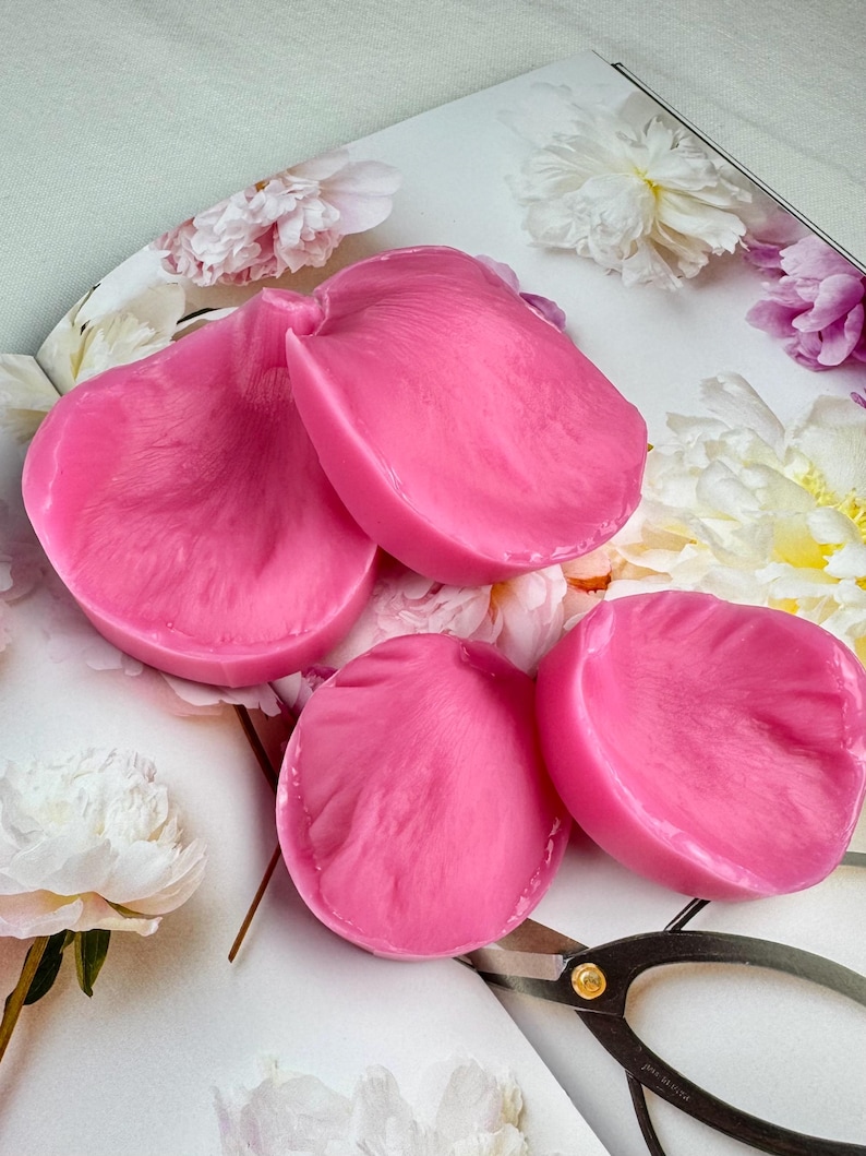 Silicone veiners for peony petals with clear vein texture and curved shape