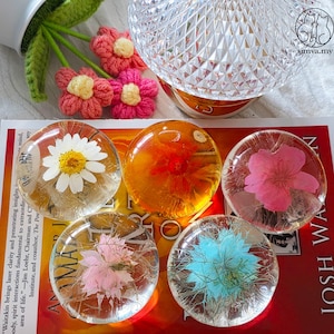 Sabonete artesanal com flores prensadas, feito com materiais naturais. Presente ecológico.