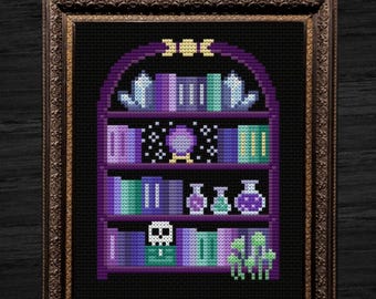 Puede incluir: Un diseño de punto de cruz enmarcado de una estantería morada con libros, pociones, una bola de cristal y una calavera. La estantería está decorada con una luna creciente y estrellas.