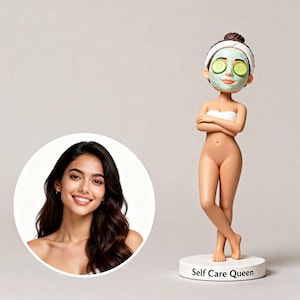 Może przedstawiać: Figurka kobiety z maseczką na twarz i plasterkami ogórka na oczach, w białej opasce i białym topie. Figurka stoi na białej podstawie z napisem "Self Care Queen". Portret kobiety znajduje się w tle.