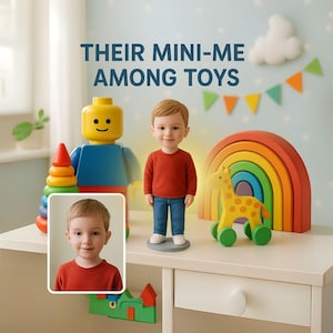 Może przedstawiać: Portret dziecka z tekstem "THEIR MINI-ME AMONG TOYS". Obraz przedstawia figurkę dziecka, drewnianą tęczę, zabawkę żyrafę i figurkę podobną do Lego. Widoczna jest również kolorowa zabawka w kształcie piramidy i mały zamek.
