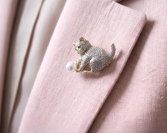 Dainty Gold Pearl Kitten Brooch – A Sparkling Feline Pin for Cat Lovers & Vintage Style Outfits