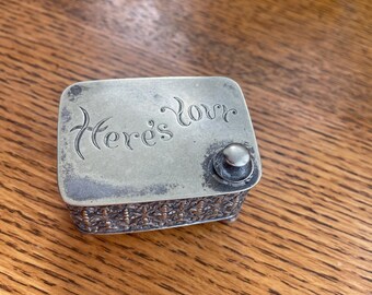 Spät-viktorianische TRINKET BOX versilbert British Hallmarks ""Here's Your"""