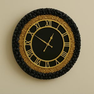 Peut inclure: Une horloge murale ronde avec un cadran noir et des chiffres romains dorés. L'horloge a des aiguilles dorées et un anneau intérieur doré. L'anneau extérieur est noir et or texturé. Un objet décoratif pour la maison.