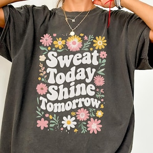 Comfort Colors® Sweat Today Shine Tomorrow-shirt|Motiverend workout-T-shirt met bloemen|Positive Gym Fitness-T-shirt voor dames|Self Love gymtop