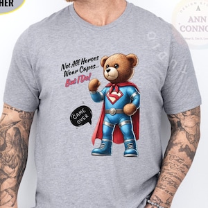 スーパーヒーロー テディベア Tシャツ | すべてのヒーローがマントを着ているわけではないけど、私は着ている | 面白いスーパーベアコスチュームTシャツ | コミックヒーローシャツ | 子供と大人へのギフト
