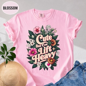 Camiseta &quot;Lindo pero capaz de levantar peso&quot; de Comfort Colors® / Camiseta floral para gimnasio para mujeres que levantan pesas / Camiseta de entrenamiento para chicas fuertes / Top de fitness de fuerza femenina