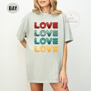 Camiseta Comfort Colors® LOVE / Camiseta con tipografía retro colorida / Camiseta con letras atrevidas y geniales / Regalo con mensaje positivo / Camiseta estética para todos