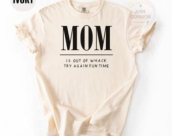 Camiseta engraçada Comfort Colors® para mães | Camiseta com citação Out of Whack | Camiseta com humor sarcástico para pais | Presente para mães cansadas | Camiseta gráfica Mom Life
