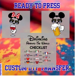 Könnte beinhalten: Ein individuelles DTF-Transferdesign mit Mickey und Minnie Mouse. Mickey hält ein Bier, Minnie ein Weinglas. Das Design enthält eine "Drinking Around The World Checklist" mit Länderflaggen. Text: "READY TO PRESS".