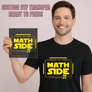 Op de afbeelding: Zwart T-shirt en een doorzichtige vierkant met de gele tekst "COME TO THE MATH SIDE WE HAVE π". De tekst "CUSTOM DTF TRANSFER READY TO PRESS" staat bovenaan. Het T-shirt heeft hetzelfde ontwerp.