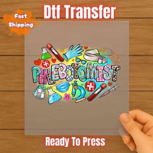 Könnte beinhalten: DTF-Transfer mit dem Wort "Phlebotomist" im farbenfrohen Graffiti-Stil, umgeben von medizinischen Werkzeugen wie Stethoskop, Reagenzgläsern und einer Spritze. Die Worte "Ready To Press" stehen unten.