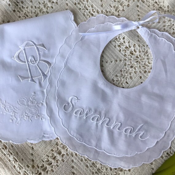 Monogram Scallop Letter Personalized Baby Toddler Blanket /& Bib Set
