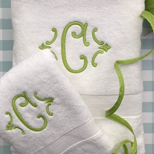 Towel set Monogrammed / personalized / embroidered towel set - monogrammed bath towel - monogrammed hand towel and not monogrammed washcloth